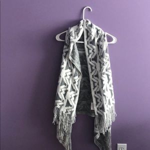 Gray and white no sleeve cardigan!